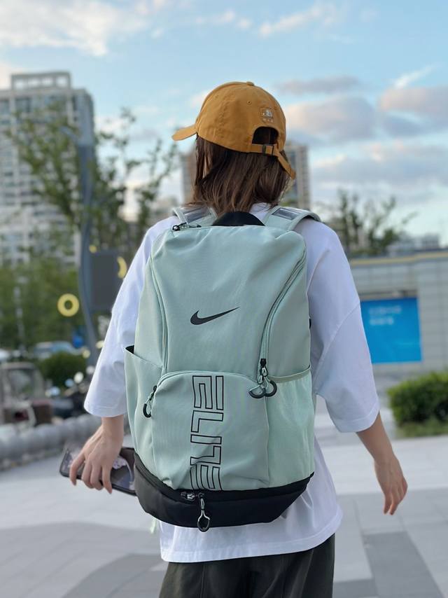 气垫款 Nike耐克气垫双肩包大容量篮球包 男女同款 一直很的火一款包。 包包质量超级好 做工 细节 都非常到位 。 容量大超内置电脑夹层容可纳15寸笔记电本脑