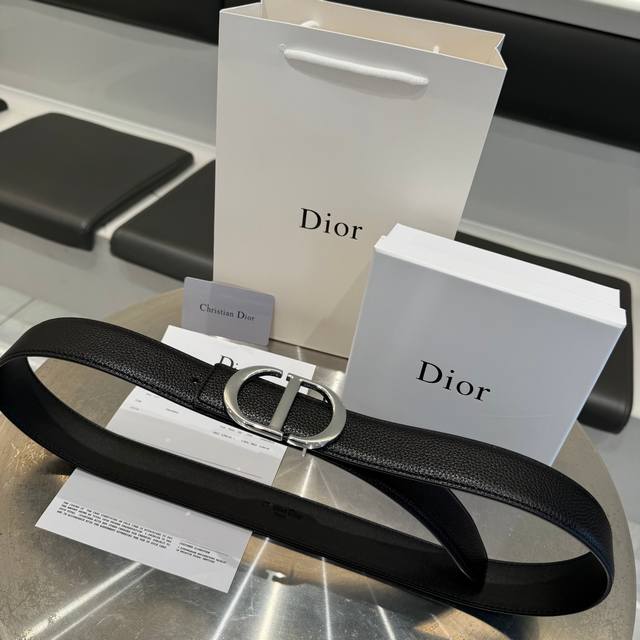 Dior迪奥-银色经典扣头更显高级感徽标搭扣配光面带身腰带3Cm，西装暴徒！男女同款哦！怒推！迪奥柜子经典爆款腰带！一定要入的一款，太美了，太帅气了！也可以在外