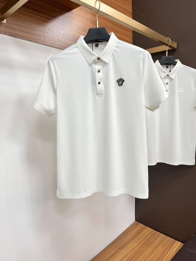 范思哲 2025春夏经典的Polo领设计，搭配简洁的单排扣，线条利落流畅，巧妙修饰颈部线条，彰显优雅绅士格调。左胸处精致的品牌标识，采用无痕压胶工艺，细腻而平整