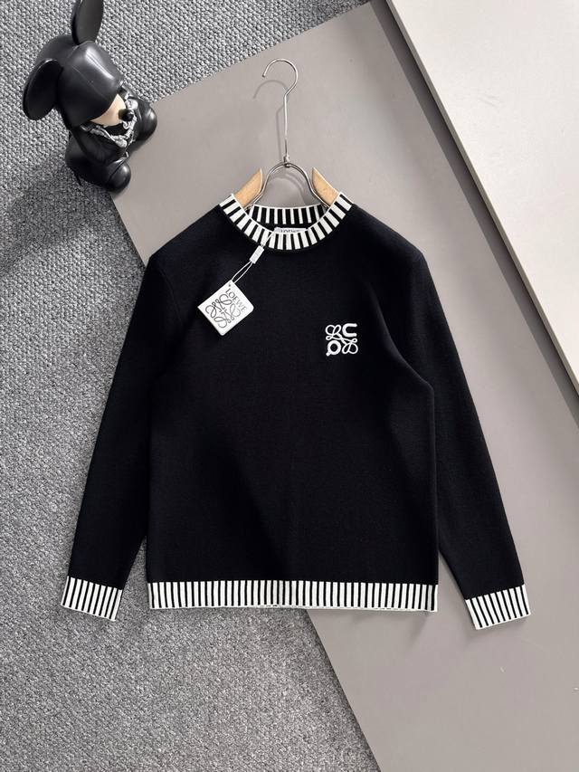 改价 Loew*合身版型M-Xxxl 2025秋冬经典款领口拼色羊毛衫，圆领绣花精致工艺专柜面料，顶级元素融合打造，经典短袖3标齐全，潮男时尚，无论是上身舒适度