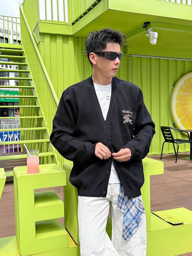 改价 巴宝莉 2025秋冬新款男女同款，学院风，彩色战马微标刺绣 ，文艺复古，V领开衫。 颜色:黑色 杏色 码数M~3Xl
