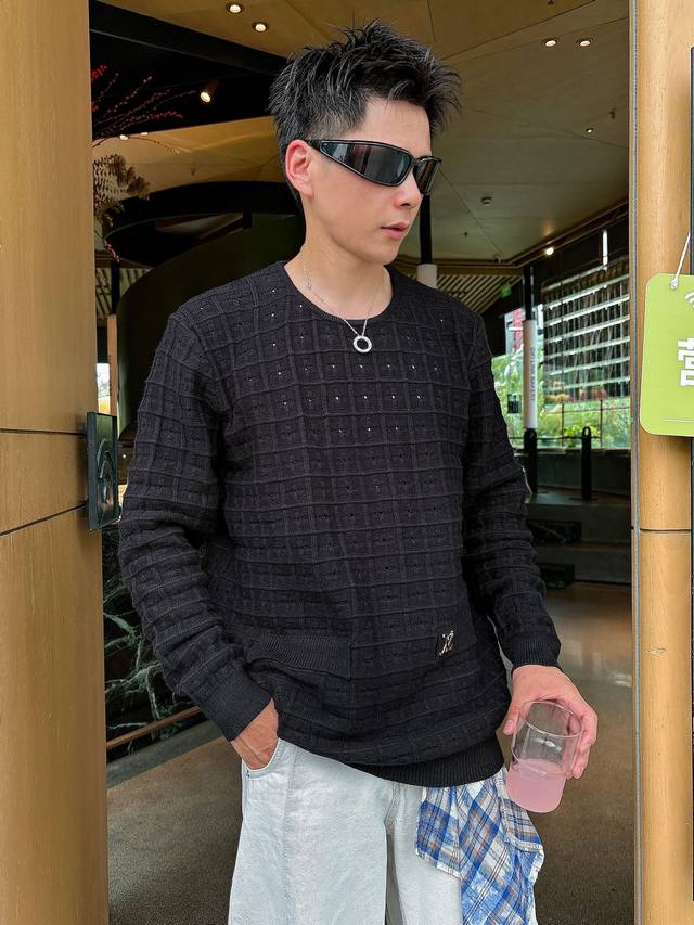 改价 Lv 路易威登 这款永久的黑色原领上衣采用极精細的美利诺羊毛制成，适合打造转季的层次造型。這款百搭上衣简约优雅，缔造休闲及较正式的造型。 颜色：黑色 码数