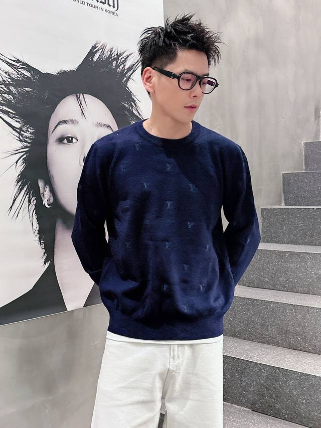 改价 Lv 路易威登 这款永久的黑色原领上衣采用极精細的美利诺羊毛制成，适合打造转季的层次造型。上衣缀满以同色调纱线设计的刺绣图案，尽显高贵气派。這款百搭上衣简