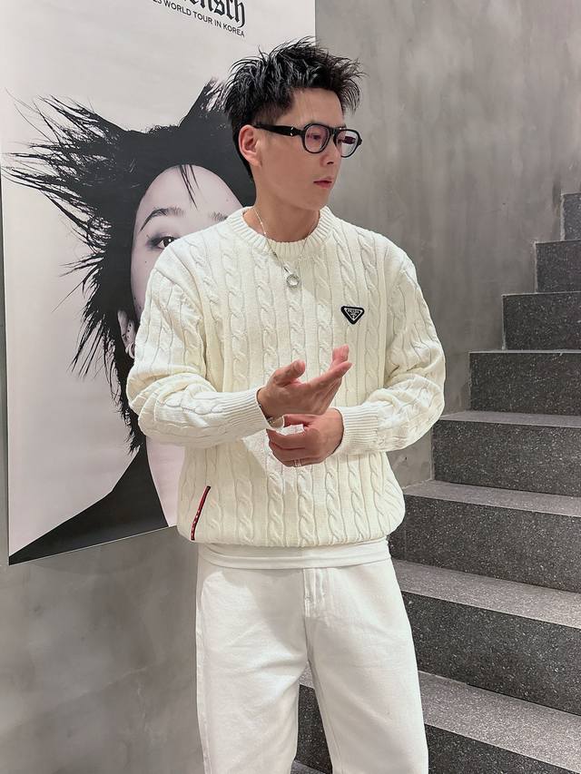 改价 普拉达 定制三角五金字母Logo皮牌 麻花扭绳毛衣 颜色：黑色 白色 码数：M~3Xl