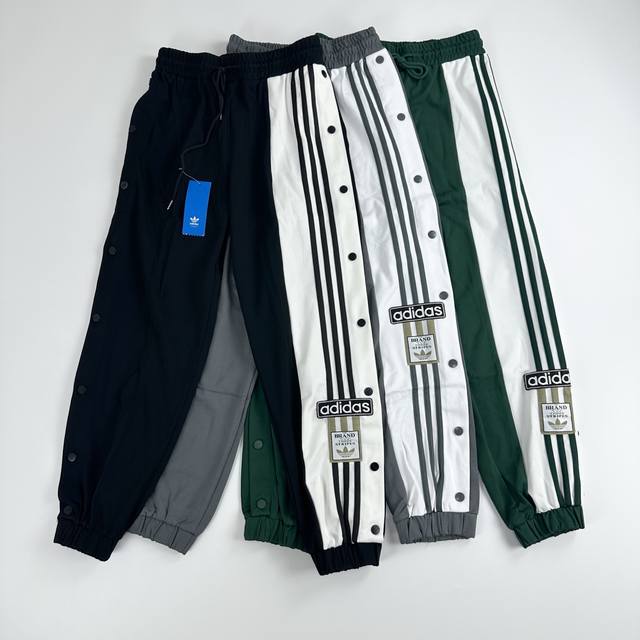 三叶草排扣束脚裤 整体设计低在调中彰显大牌质品此款阿迪家运动设裤计简约利落！ 锦棉罗马面料 贴身穿非常舒适！ 毫不夸张的说 真的如牛奶般丝滑顺畅！ 每一处小细节