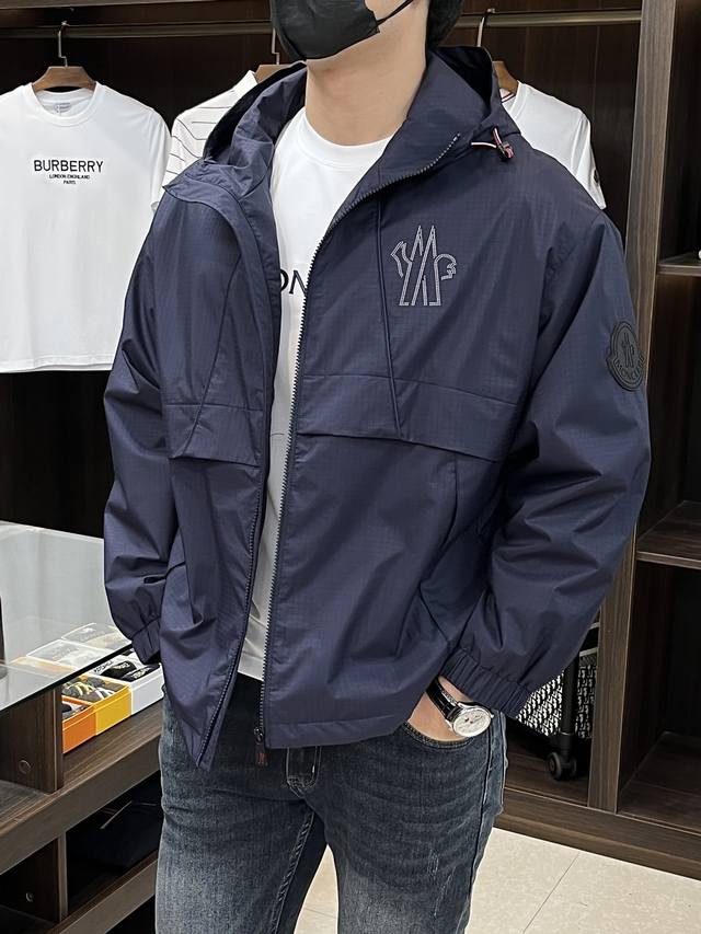 主推 Moncler 2025Ss早秋新款发布蒙口连帽夹克外套，剪刀Logo印花，秋季爆款外套，颗粒绒面料穿上就是舒适自在又显瘦的存在，慵懒而随性，结合干净简单