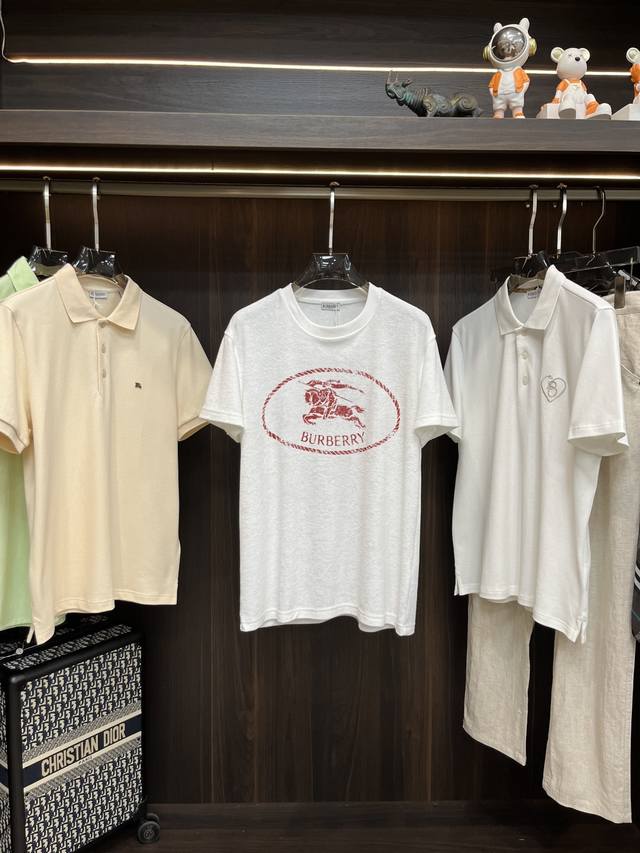 主推 Burberry 新款骑士印章棉质混纺 T 恤衫 ，巴宝莉这款T恤衫选用棉质混纺毛巾布打造，呈现休闲版型。点缀复古感骑士印章印花，源自 1980 年代品牌