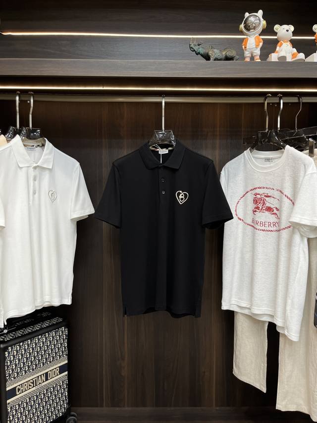 主推 Burberry 七夕限定心形字母 B图案棉质 Polo 衫，巴宝莉这款Polo选用轻盈棉质珠地网眼布打造，呈现修身版型。融入刺绣图案设计，灵感源自中国传