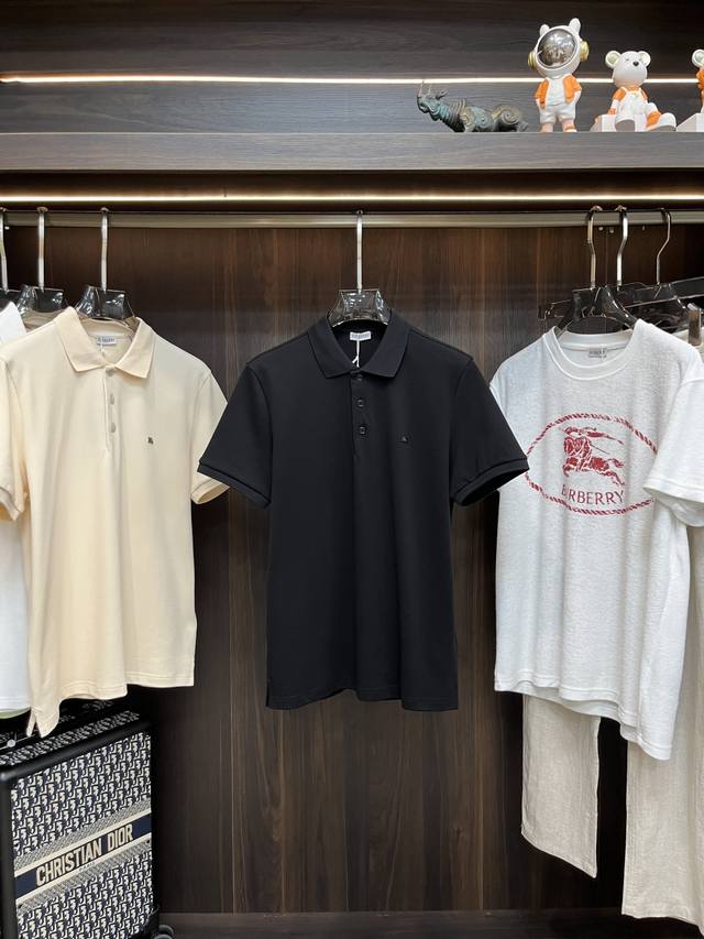 主推 Burberry 新款金属马术骑士徽标棉质 Polo 衫 ，巴宝莉这款3色Polo衫选用轻盈棉质珠地网眼布打造，呈现修身版型。点缀金属马术骑士徽标 Ekd