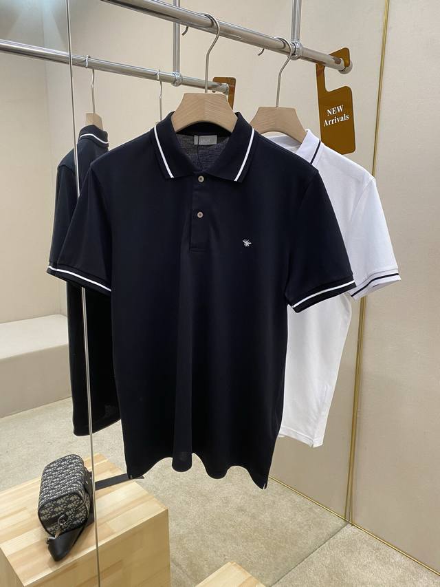 主推 Dior25Ss新款小蜜蜂标识刺绣Polo衫，这款Polo 衫胸前饰以经典的小蜜蜂标识刺绣。采用棉质珠地布精心制作，衣领和袖口饰以对比鲜明的纤细饰边。原版
