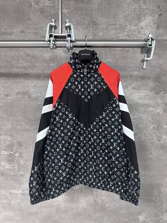 Lv 路易威登 25Ss新款Nigo联名满印Logo拼接拼色夹克外套 采用锦纶面料，摸上去顺滑又挺括，既保证了穿着时的舒适度，又能让外套长久地保持好看的版型，不