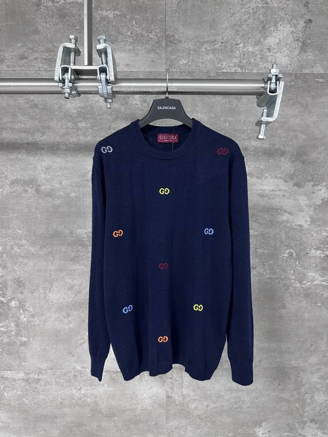 Gucci 古驰 25Ss秋冬新款休闲嵌花Gg圆领针织毛衣长袖 男女同款 Size：S M L Xl 这款羊毛提花开衫匠心缀饰由早期Gucci钻石菱格纹图案演化