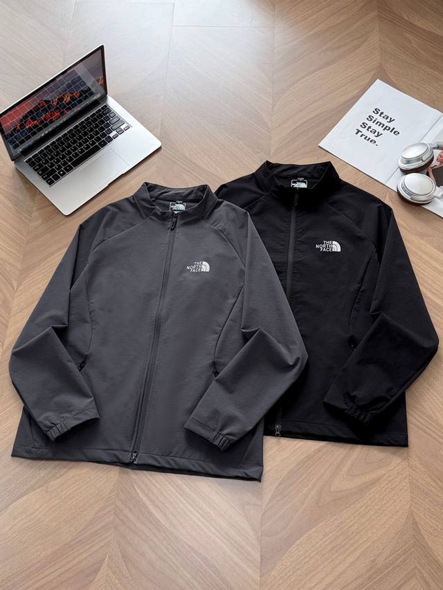 9977# 北面 The North Face 新款休闲简约立领夹克外套 这款夹克可以说是商务与休闲中间态的一款单品， 刚毅笔直的剪裁线条，板正有型且极具造型感
