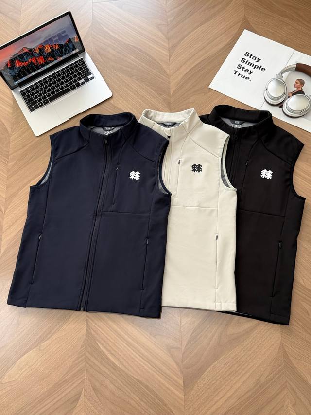 9970# Kolon Sport可隆情侣款户外运动休闲马甲！ 款式经典、简洁、百搭，是四季叠穿搭配的利器！！！ 当下出门，T恤外面套上它，让你的造型更加突出显