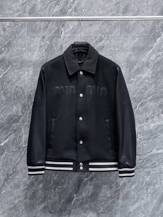 Miumiu 缪缪 2025春季新款夹克外套，秀场新品品相非常完美，记忆面料舒适保暖，三标齐全色泽饱满诱人，非常出彩的设计，轻松将时髦感进阶，做工极为考究严谨，