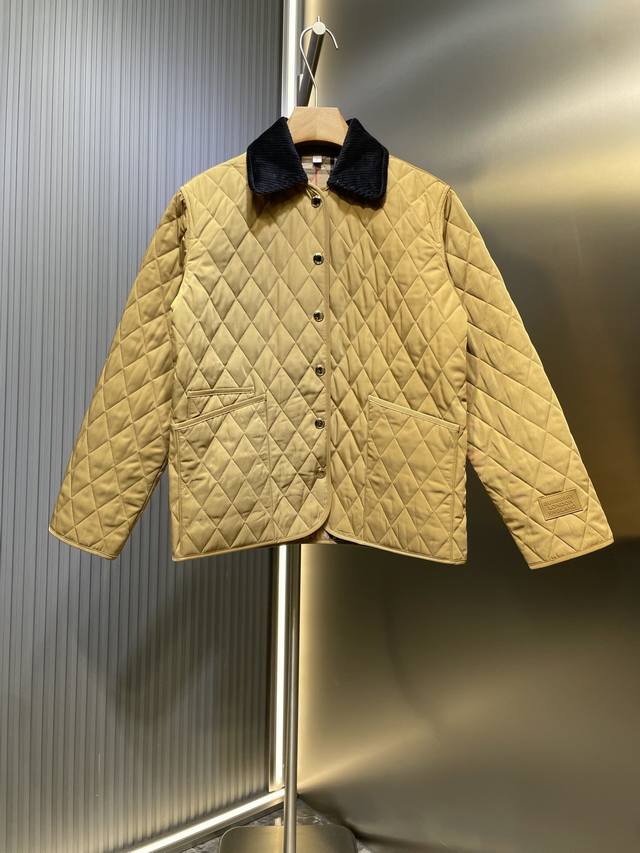 Burberry 25Fw新款菱形绗缝长袖夹克外套 女款 定制灯芯绒衣领，搭配经典Vintage格纹内衬。手袖品牌硅胶徽标饰牌，按扣开襟利落设计，下摆贴布口袋装