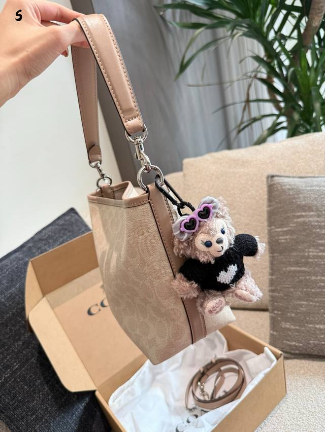送挂件 Coach新品Newcity水桶是不是很戳心巴推荐理由444 V两条肩带手提 腋下 斜挎任意切换 V尺寸16.5长21Cm高轻便又很实用 V浅奶茶新色秋
