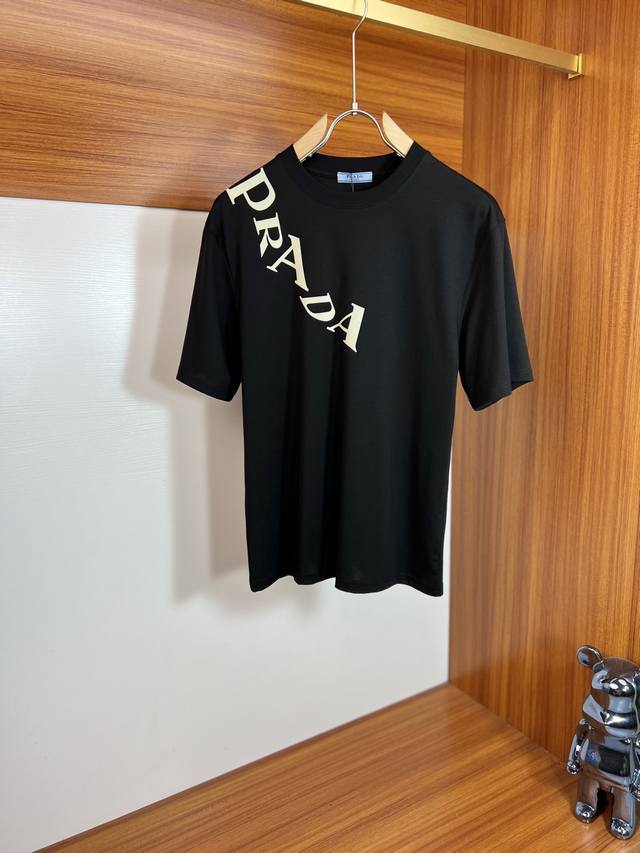 Prada 普拉达 2025春夏新品 三标齐全 丝光棉短袖T恤 好货不用过多介绍 看细节 专柜码数：M-Xxxl 175 140建议L