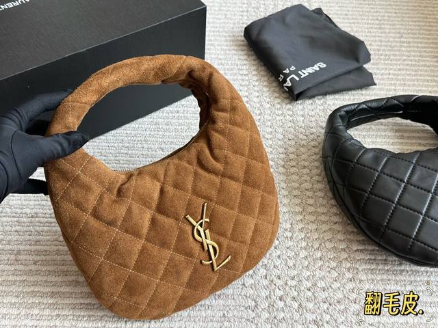 羊皮 麂皮 配盒 Size:中宽 26*17Cm Ysl 25秋季系列Wander 手袋的新品- Lcarino 手袋 黑金配饰经典永不出错 轻松拿捏松弛高级感