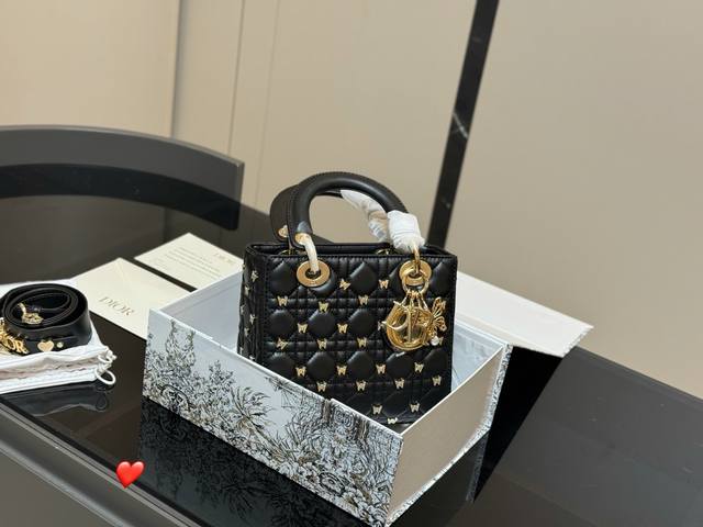 配折叠盒 尺寸：20Cm 高品版.升级顶级原单出货 迪奥 戴妃蝴蝶羊皮款 搭配最新的肩带 更加加分！ 小牛皮材质！