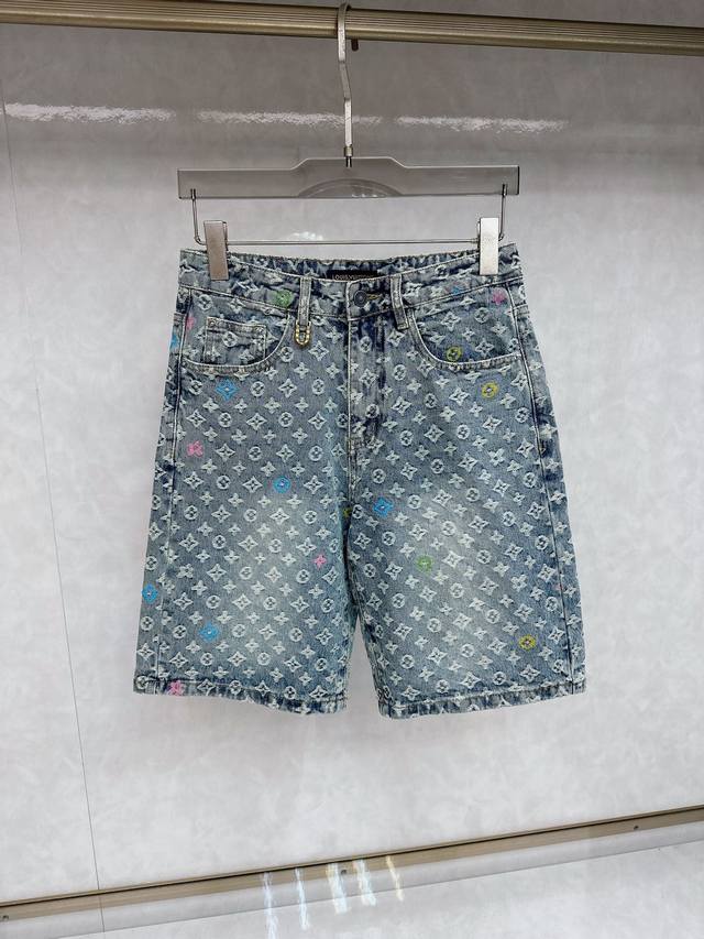 Lv 25S新款潮男时尚休闲牛仔短裤，高端欧版原单，潮流时尚休闲 透气舒适度高，细节无可挑剔，品牌元素设计理念，体现高品质。呈现休闲裁剪，上身版型超赞！ 码数：