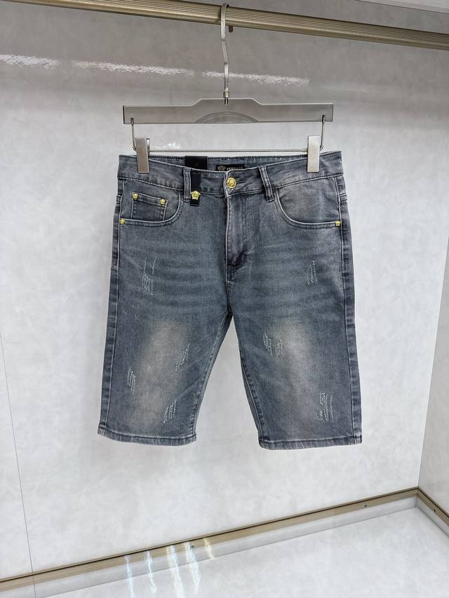 范思哲 25S新款潮男时尚休闲牛仔短裤，高端欧版原单，潮流时尚休闲 透气舒适度高，细节无可挑剔，品牌元素设计理念，体现高品质。呈现休闲裁剪，上身版型超赞！ 码数