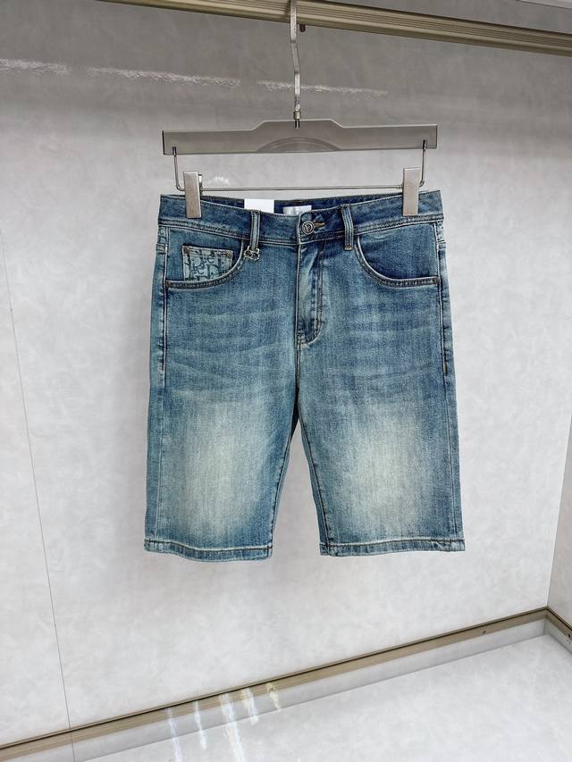 迪奥 25S新款潮男时尚休闲牛仔短裤，高端欧版原单，潮流时尚休闲 透气舒适度高，细节无可挑剔，品牌元素设计理念，体现高品质。呈现休闲裁剪，上身版型超赞！ 码数：