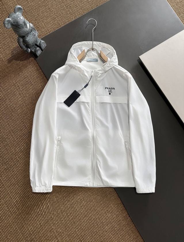 Pins Prada 经典款机能休闲外套拉链防水设计、普拉达防晒面料和谐又时尚没有违和感、亚太地区订单台湾外贸公司原单货产地意大利、材质精致细腻似乎是普拉达专利