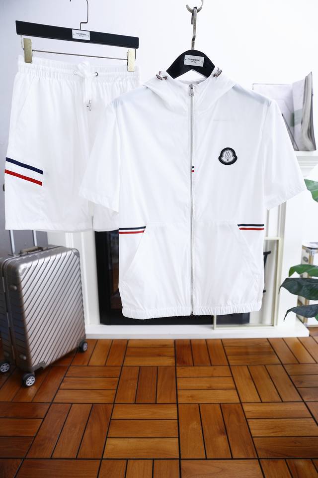 Mos 蒙口 Mon*Ler. 夏季新品！时尚休闲男士短袖套装！经典连帽款式不拆卖！胸前品牌Logo搭配海外专柜同步 奢华高级定制 任何人都可以轻松驾驶 进口速