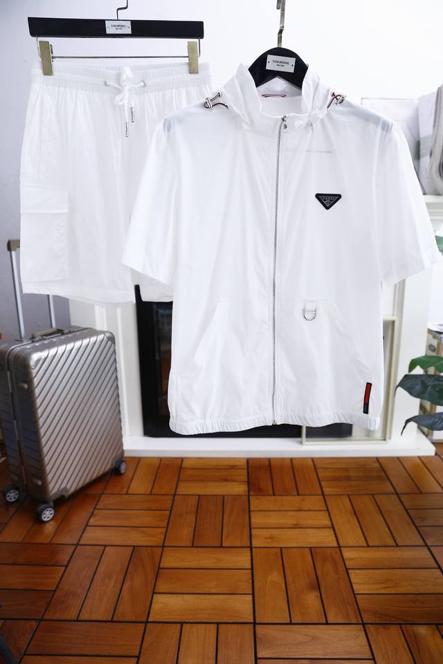 Mos 普拉* Pr*Da. 夏季新品！时尚休闲男士短袖套装！经典连帽款式不拆卖！胸前品牌三角标字母Logo搭配海外专柜同步 奢华高级定制 任何人都可以轻松驾驶