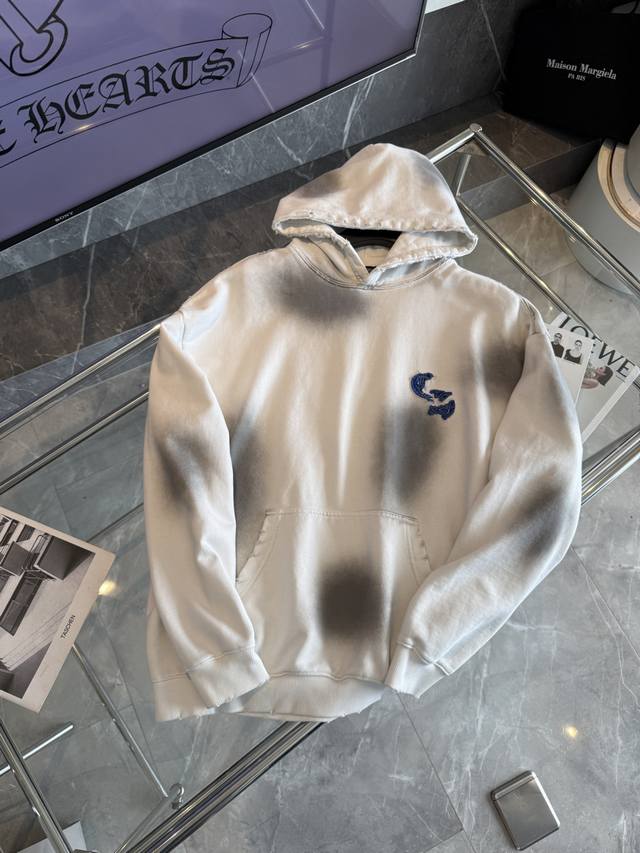 Chrome Hearts克罗心连帽卫衣 - Size：Xs、S、M、L - 颜色：藏青、白色、黑色 选用舒适亲肤面料，穿起来毫无束缚感。细节处做工精细，色调和
