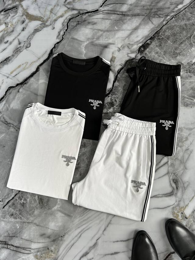 Mos Prada 普拉达 春夏Gw专柜新品 顶级原单时尚男士短袖短裤运动休闲套装。立体剪裁设计型格简约不失精炼，轮廓感优越，带来全新的夏天穿着体验，凸显品牌魅