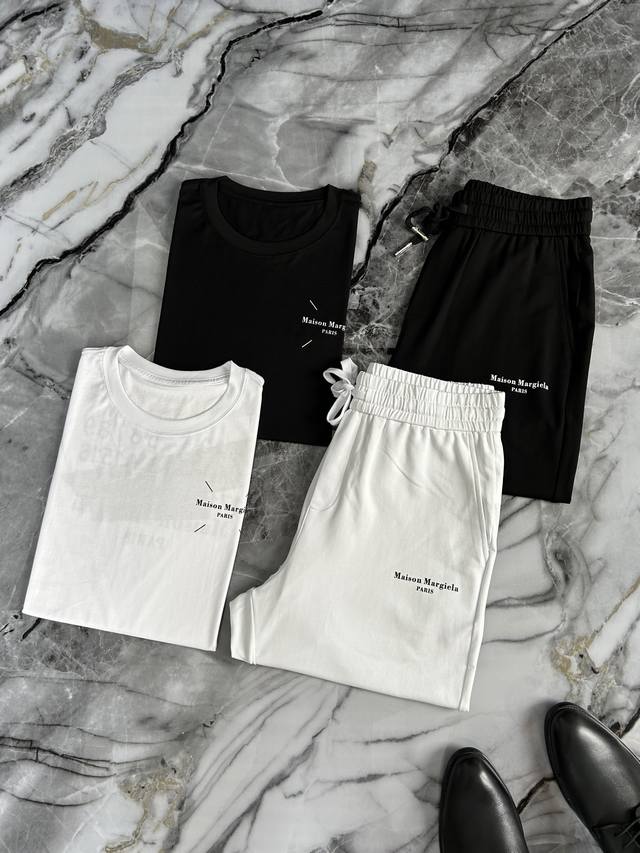 Mos Mm6 马吉拉 春夏Gw专柜新品 顶级原单时尚男士短袖短裤运动休闲套装。立体剪裁设计型格简约不失精炼，轮廓感优越，带来全新的夏天穿着体验，凸显品牌魅力价
