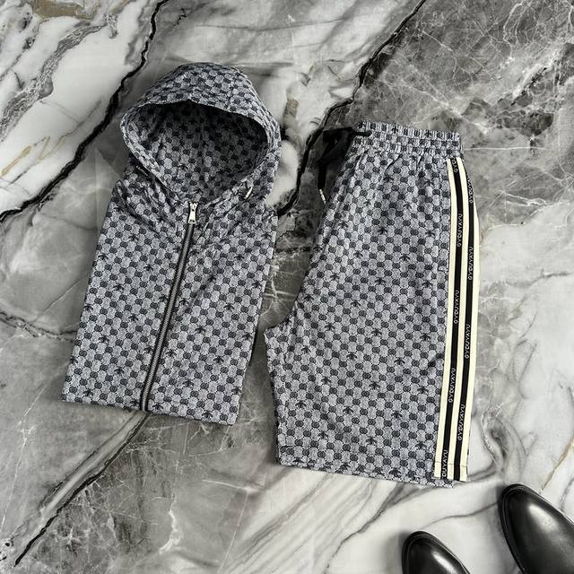 Mos Gucci 古奇 春夏Gw专柜新品 顶级原单时尚男士短袖短裤运动休闲套装。立体剪裁设计型格简约不失精炼，轮廓感优越，带来全新的夏天穿着体验，凸显品牌魅力