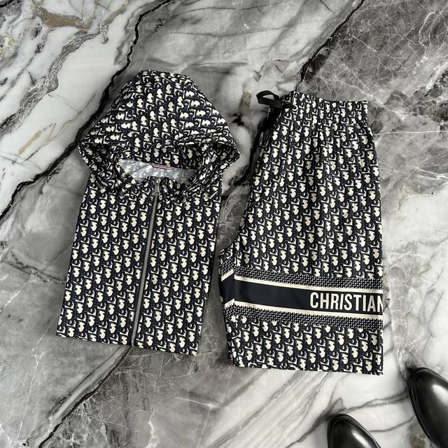 Mos Dior 迪奥 春夏Gw专柜新品 顶级原单时尚男士短袖短裤运动休闲套装。 帽子可拆卸 立体剪裁设计型格简约不失精炼，轮廓感优越，带来全新的夏天穿着体验，