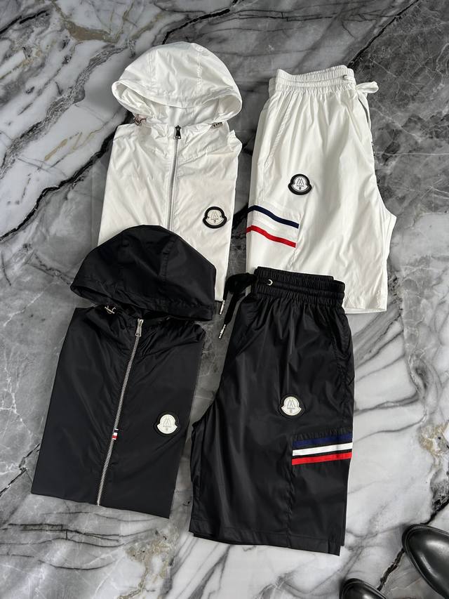 Mos Moncler 蒙口 春夏Gw专柜新品 顶级原单时尚男士短袖短裤运动休闲套装。立体剪裁设计型格简约不失精炼，轮廓感优越，带来全新的夏天穿着体验，凸显品牌