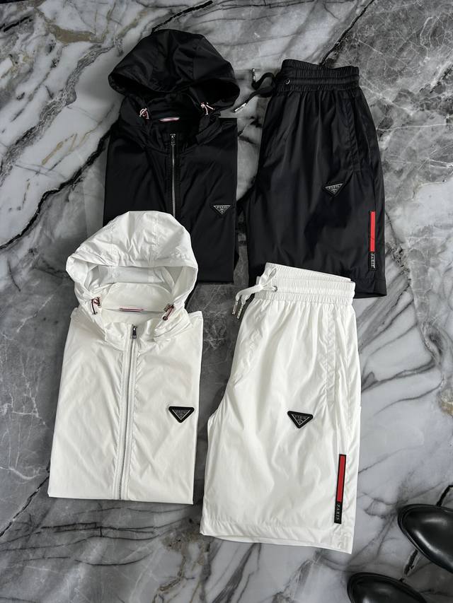 Mos Prada 普拉达 春夏Gw专柜新品 顶级原单时尚男士短袖短裤运动休闲套装。 帽子可拆卸 立体剪裁设计型格简约不失精炼，轮廓感优越，带来全新的夏天穿着体