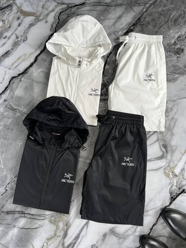 Mos Arcteryx 始祖鸟 春夏Gw专柜新品 顶级原单时尚男士短袖短裤运动休闲套装。 帽子可拆卸 立体剪裁设计型格简约不失精炼，轮廓感优越，带来全新的夏天