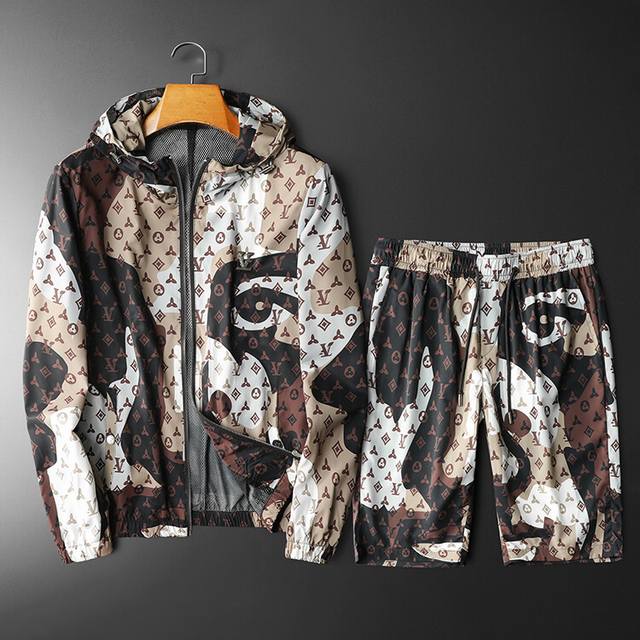 Qian Lv 春夏最新品防晒套装-专柜同步有售，原单狠货休闲时尚套装，上身很有特点！吸睛而有亮点，进口高密度聚酯纤维面料，密度高，手感舒适，表面有着温润的光泽