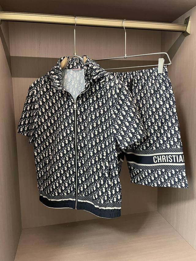 Mo Dior 4S 春夏新款套装 时尚休闲 品牌经典Logo ，舒适度极好，手触感强烈。辨识度极高 定制进口面料 色泽清新 做工精细 ～上身超赞 ：码数 M