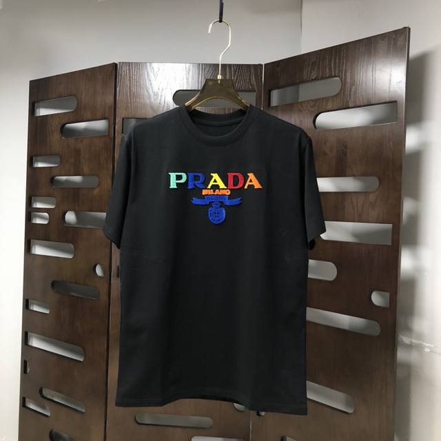 Qiu Prada 普拉达 2025Ss春夏最新款短袖T恤，手感柔软，穿着舒适，做工精细.上身效果无敌帅气！ 尺码：Xs-L U Xs码：肩宽46Cm 胸围10