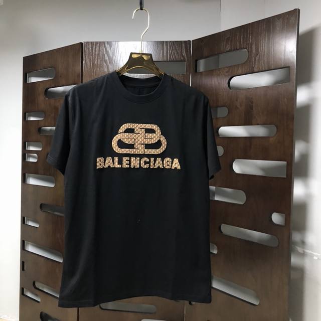 Qiu Dkbalenciaga 巴黎世家 2025Ss春夏最新款短袖T恤，手感柔软，穿着舒适，做工精细.上身效果无敌帅气！ 尺码：Xs-L U Xs码：肩宽4
