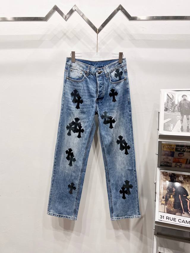 款号： R035 Chrome Hearts & 克罗心 蓝牛星空拼皮十字架牛仔裤- 采用星空主题的拼皮元素，多以十字架形状呈现，皮料表面有闪粉，在灯光下效果耀