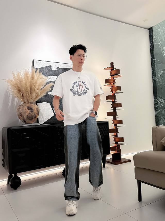 Qian Mon 2025夏季新款短袖T恤，特色徽章Logo刺绣工艺，个性艺术系列全网独家首发 百搭款细节处理完美240克纯棉面料十分精致 原版面料 网红明星同
