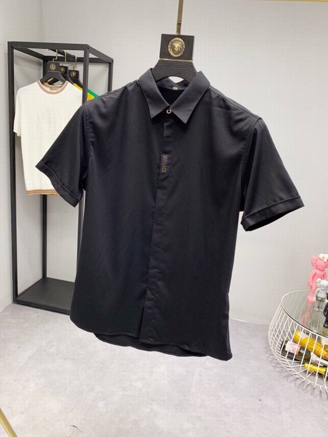 Haiyu 范思哲 Versac* 22Ss春夏新款短袖衬衫 官网同步发售，专柜最新元素，采用3D定位数码印花技艺，色泽艳丽，采用100%进口支高支棉面料，手感