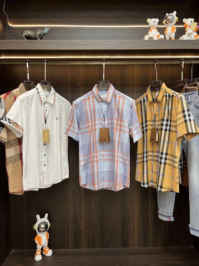 Guo 主推 Burberry 独家专供新款巴宝莉经典格子短袖衬衫，高端欧版衬衫、潮流时尚休闲衬衫、透气舒适度高，细节无可挑剔，品牌元素设计理念，体现高品质。呈