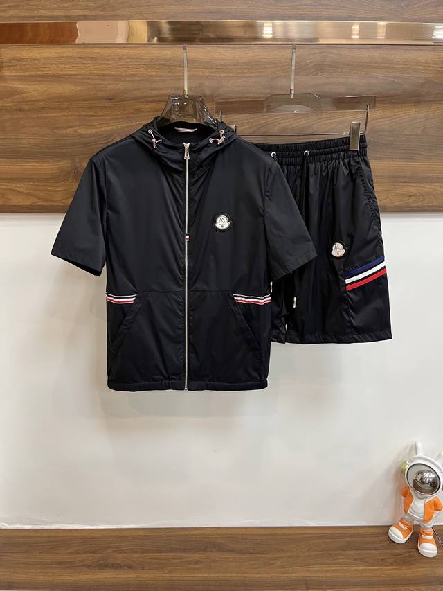 Mos 主推 Moncler Ss早春蒙口连帽短袖开衫套装，穿上就是舒适自在又显瘦的存在，慵懒而随性，结合干净简单的色系就特别耐看，适合日常穿着~倾情推出缀饰活