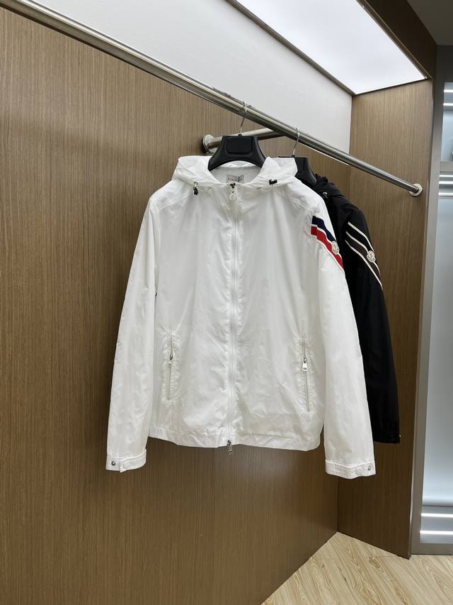 爆款 春季新款男士夹克外套，原单三标齐全高端版本专柜定制面料透气舒适度高，细节无可挑剔，品牌元素设计理念，体现高品质。手感细腻柔软呈现休闲裁剪，上身版型超赞 M