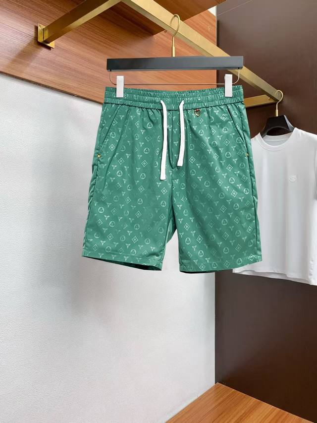 Lv 夏季 Logo针织运动休闲短裤 Os版型裁剪打造了极其浓郁的复古格调及运动气息.潮男靓女的搭配神器 客供级别锦纶混纺棉面料,精织制作而成,手感及质感的细腻
