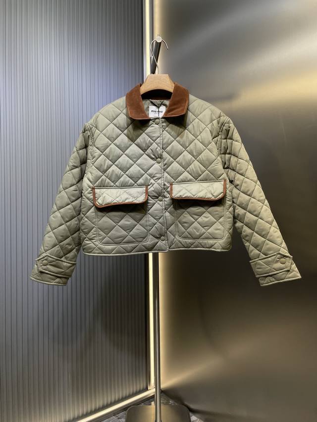 Miumiu2025新品上架 菱格翻领羽绒棉服 定制Yb进口防风防水尼龙材质 其工艺还原 升级材质 提升秋冬御寒功能 羽绒棉填充内里 整件轻盈保暖 撞色小羊皮包